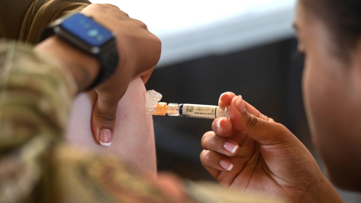 Airman Lakiyah Johnson, 15th Healthcare Operations Squadron medical technician, administers an influenza vaccination at Joint Base Pearl Harbor-Hickam, Hawaii, Sept. 30, 2025. The 15th Medical Group ensures the medical readiness of Airmen stationed on the island of Oahu. (U.S. Air Force photo by Staff Sgt. Alan Ricker) 