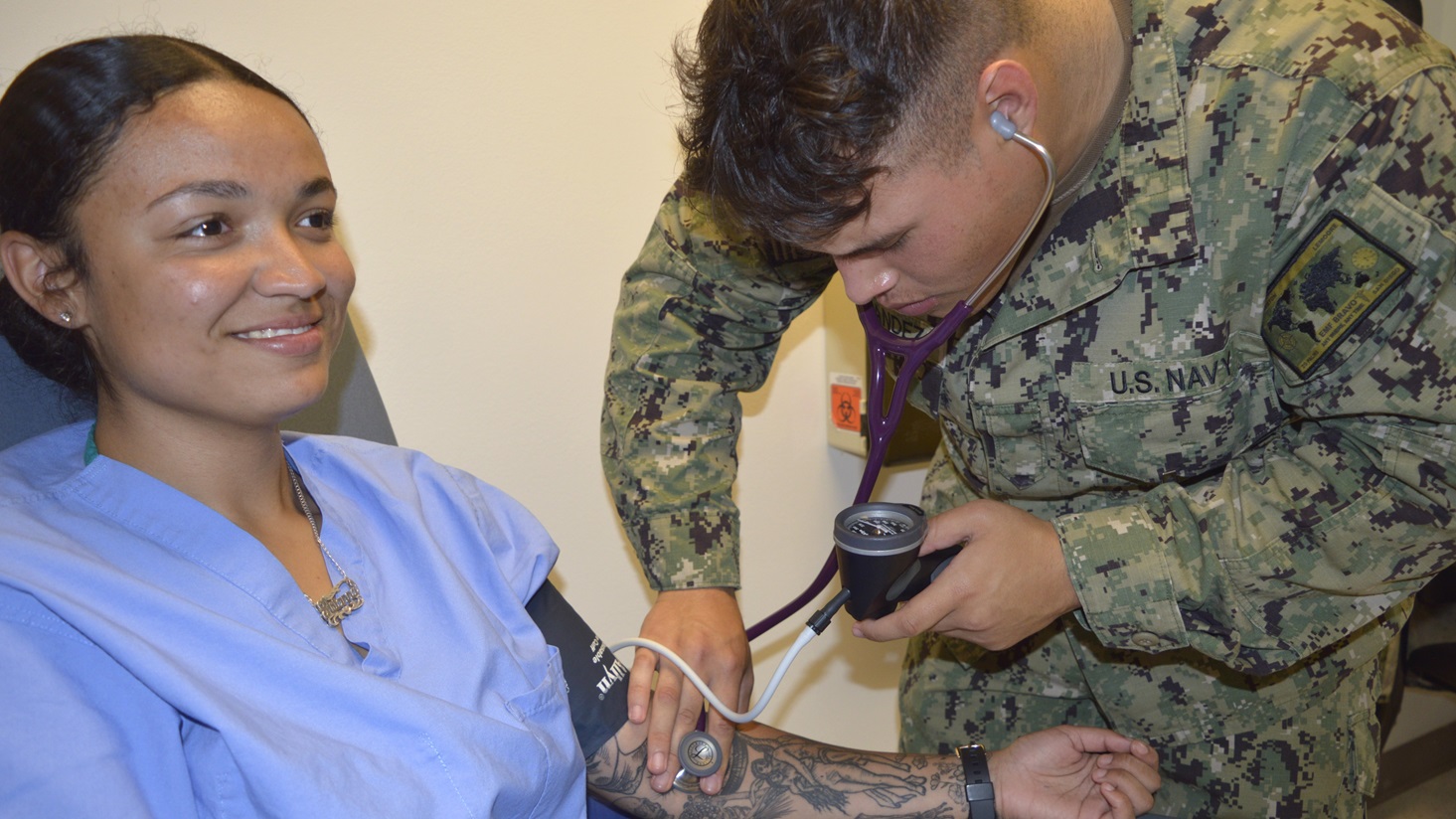 Manual heart rate, blood pressure, respiratory rate and more…Whether handling to a faux patient reporting body aches, sore throat and chills or being informed on the sugar tong method to stabilize a fracture, Naval Hospital Bremerton staff members honed their medical response abilities during the recently held July Skills Fair. Navy Nurse Corps officers and hospital corpsmen had the opportunity to improve upon their suturing techniques, primary assessment procedures, IV start experience and SAM medical splints application (Official Navy photo by Douglas H Stutz, NHB/NMRTC Bremerton public affairs officer)